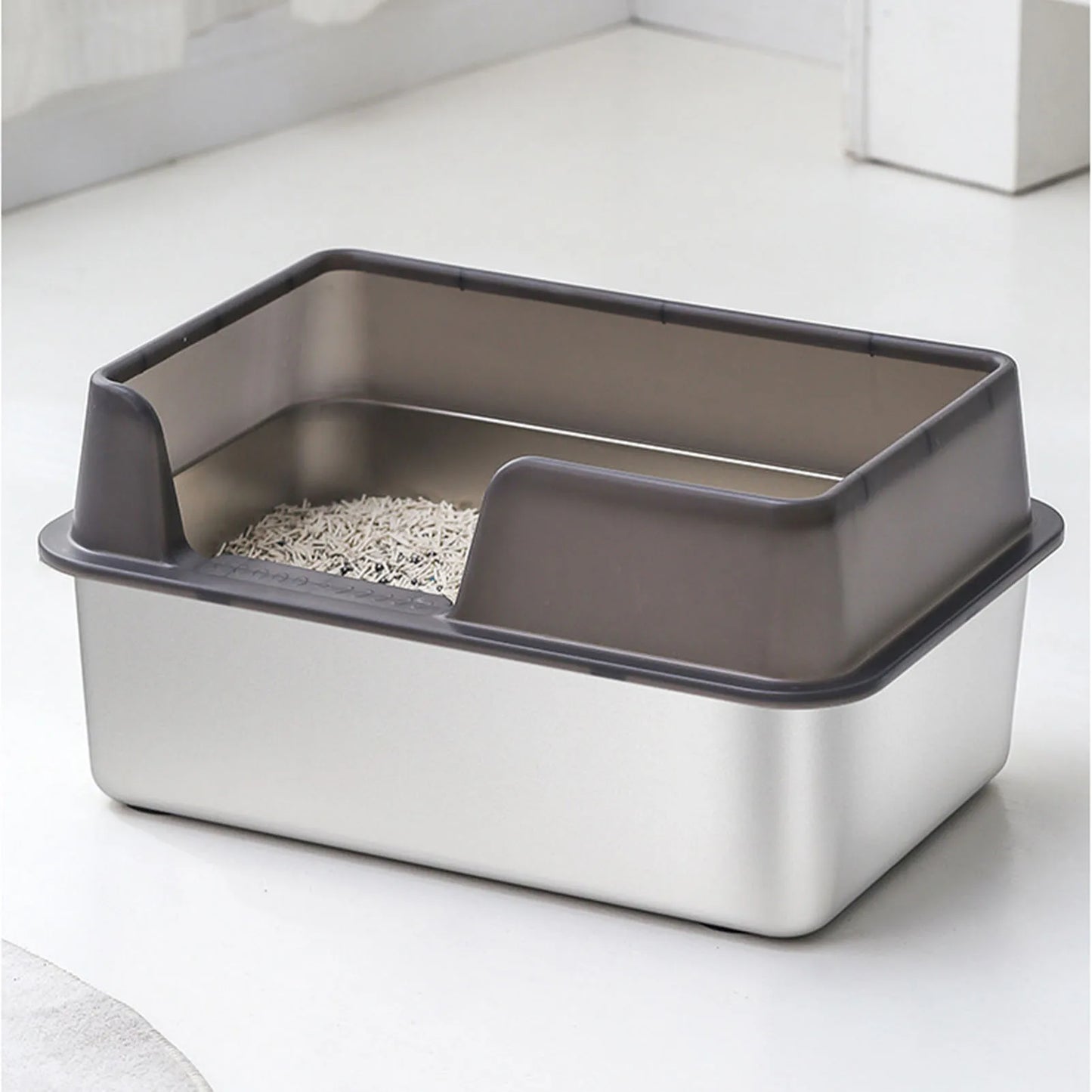 Bac à litière en acier inoxydable au design moderne, parfait pour tout intérieur.
