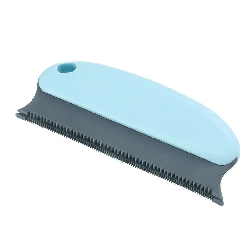 Brosse anti-poils chat couleur bleu clair, idéale pour canapé.