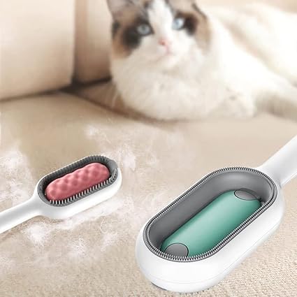 Brosse de toilettage 3-en-1 utilisée pour retirer les poils de chat d'un sofa ou d'un vêtement.