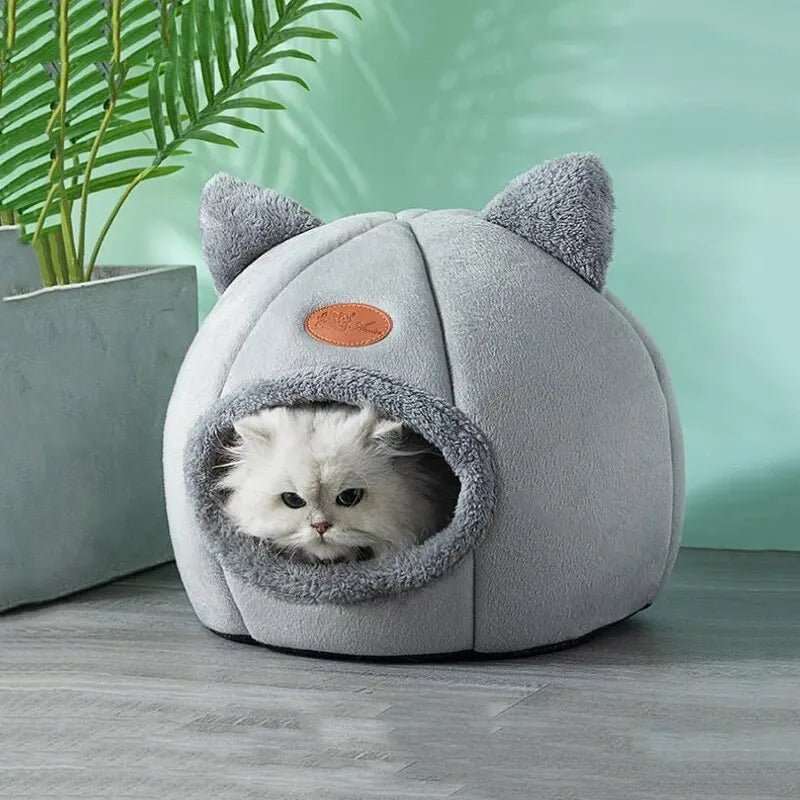 Cabane pour chat offrant confort et sécurité, design en forme de tête de chat