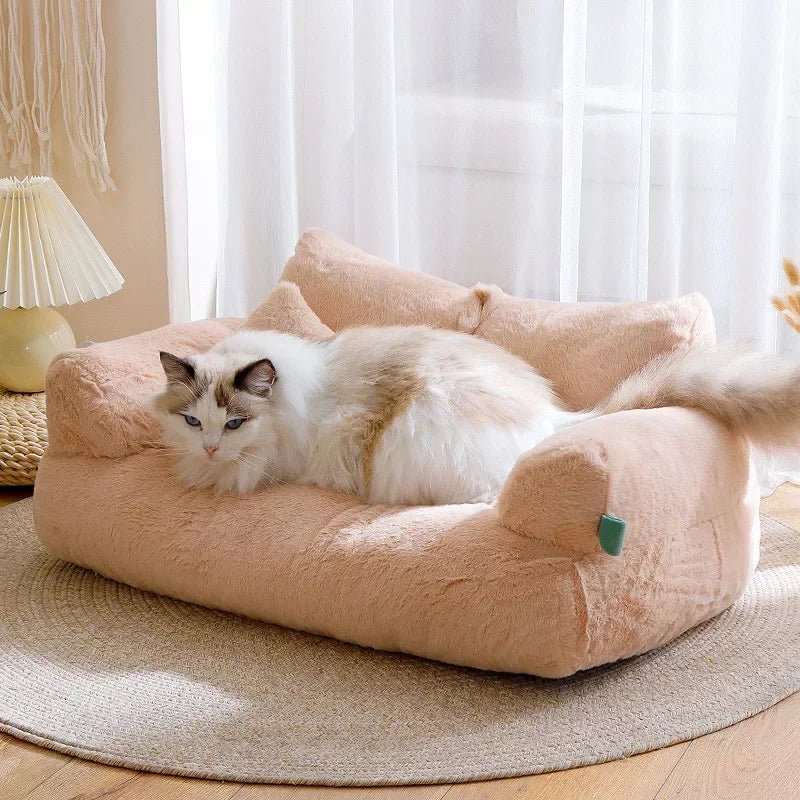 Chat Ragdoll Confortablement Installé sur Canapé Lit Cocooning. Différentes couleurs disponibles.