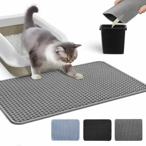 Chat marron sortant de sa litière et marchant sur un tapis anti-litière gris double couche