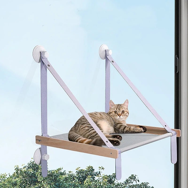 Chat heureux et détendu, allongé sur un hamac en bois doux et confortable.