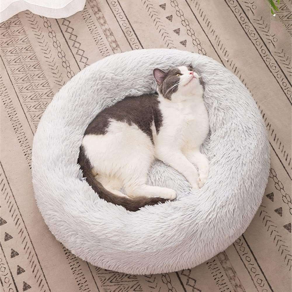 Coussin rond en peluche pour chat : sommeil paisible assuré.