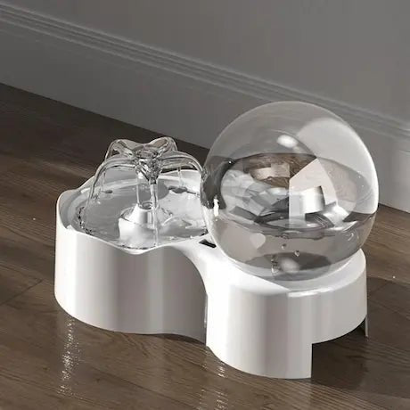 Fontaine chat design blanc élégante intégrée dans un intérieur moderne