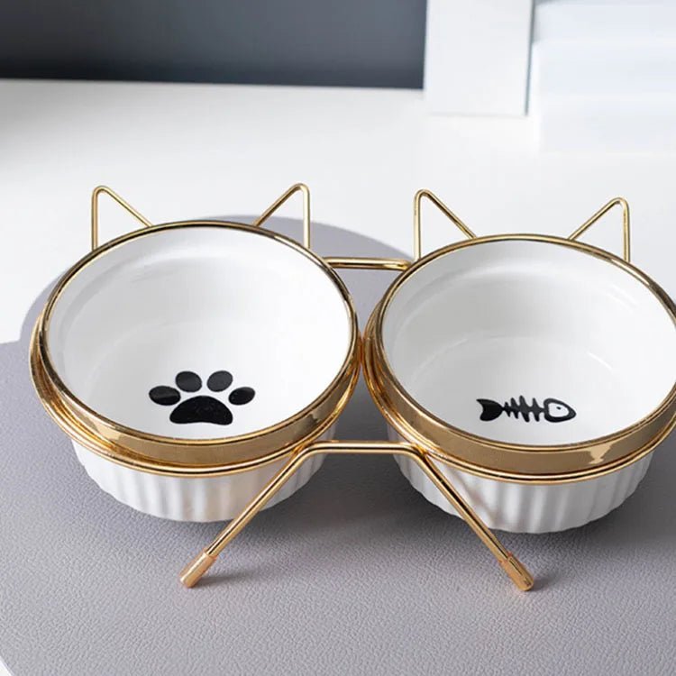 Gamelle blanche inclinée double pour chat avec support antidérapant, design ergonomique et matériau plastique durable.