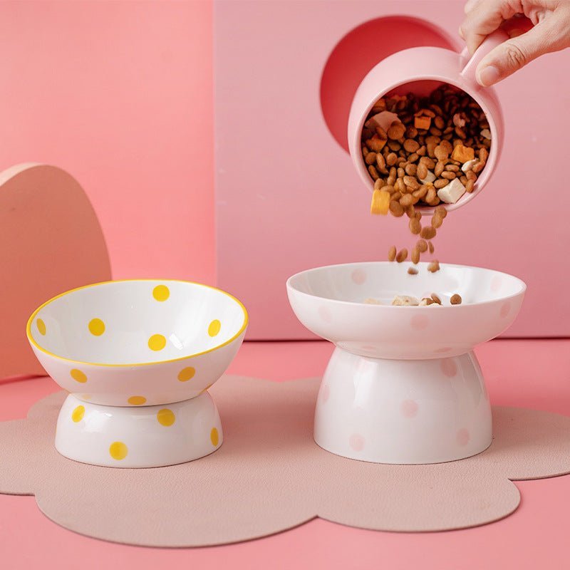 Gamelle en céramique design pour chat, avec une inclinaison douce pour favoriser la digestion."