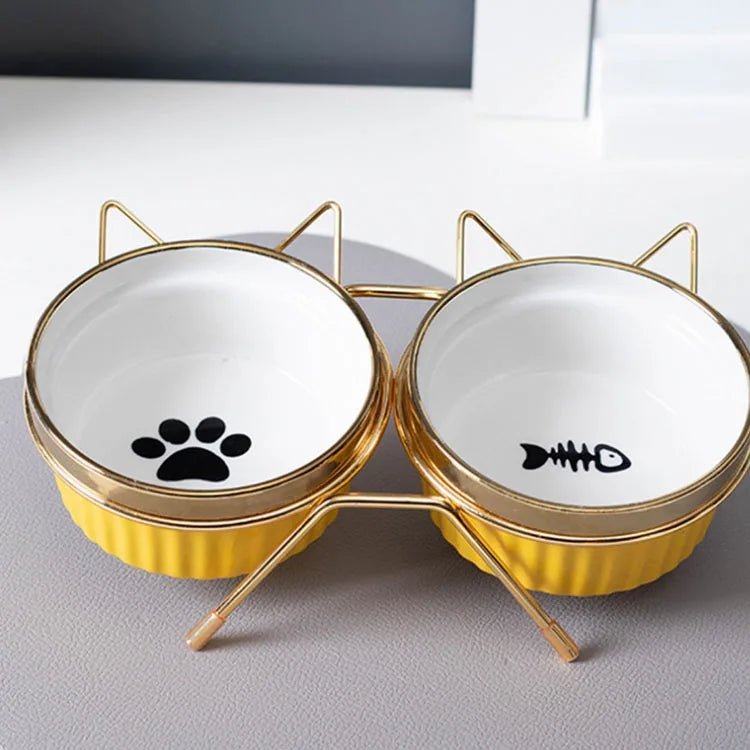 Gamelle jaune inclinée double pour chat avec support antidérapant, design ergonomique et matériau plastique durable.