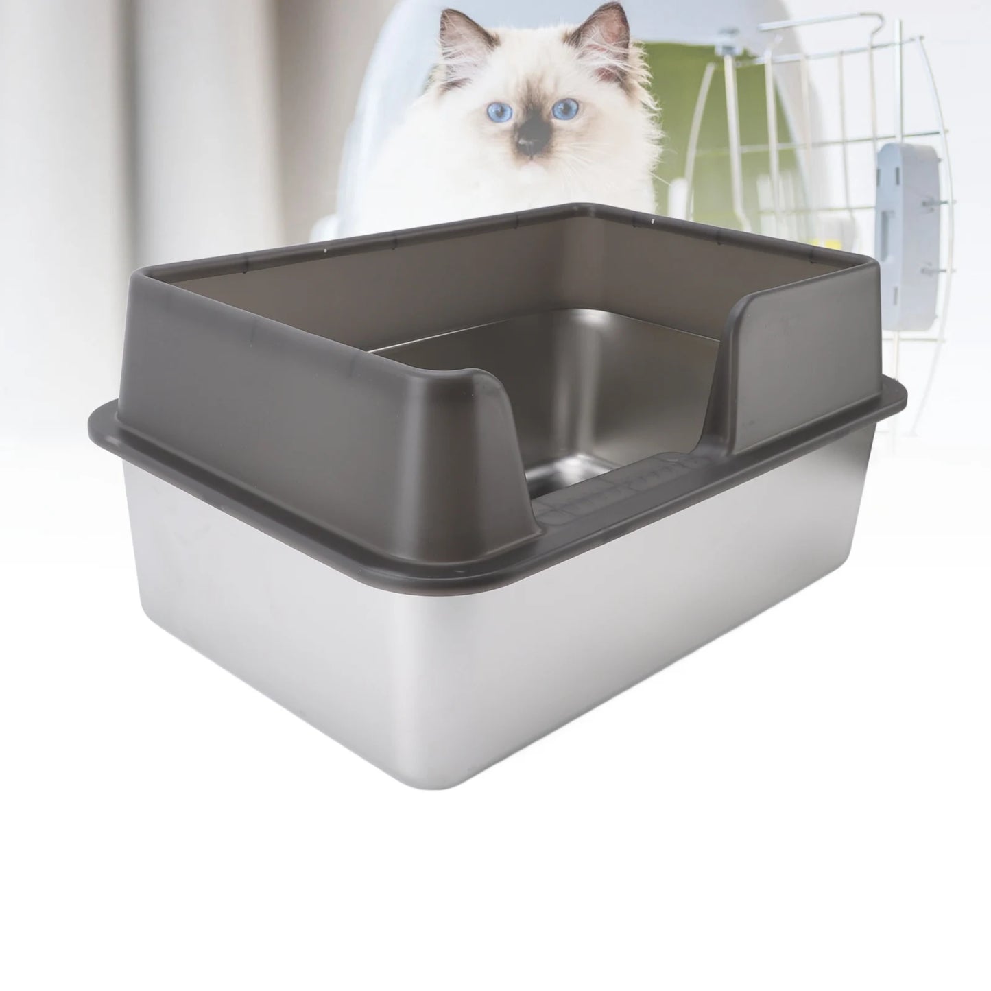 Chat confortablement installé dans une litière en acier avec des parois hautes.