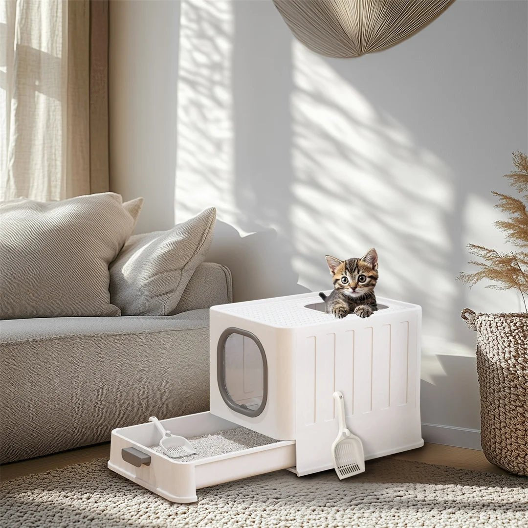 Maison de toilette design pour chat dans une salle de bain, utilisée par un chaton