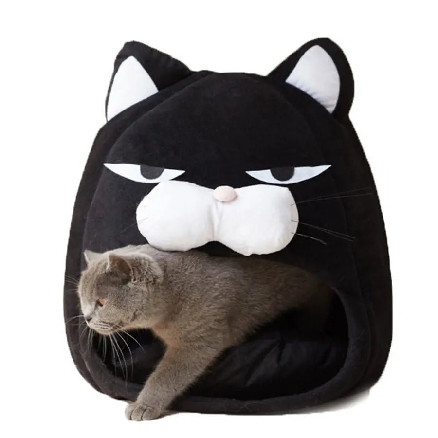 Maisonnette pour chat design en forme de tête de chat noire avec coussin intérieur, un chat gris s'y repose.
