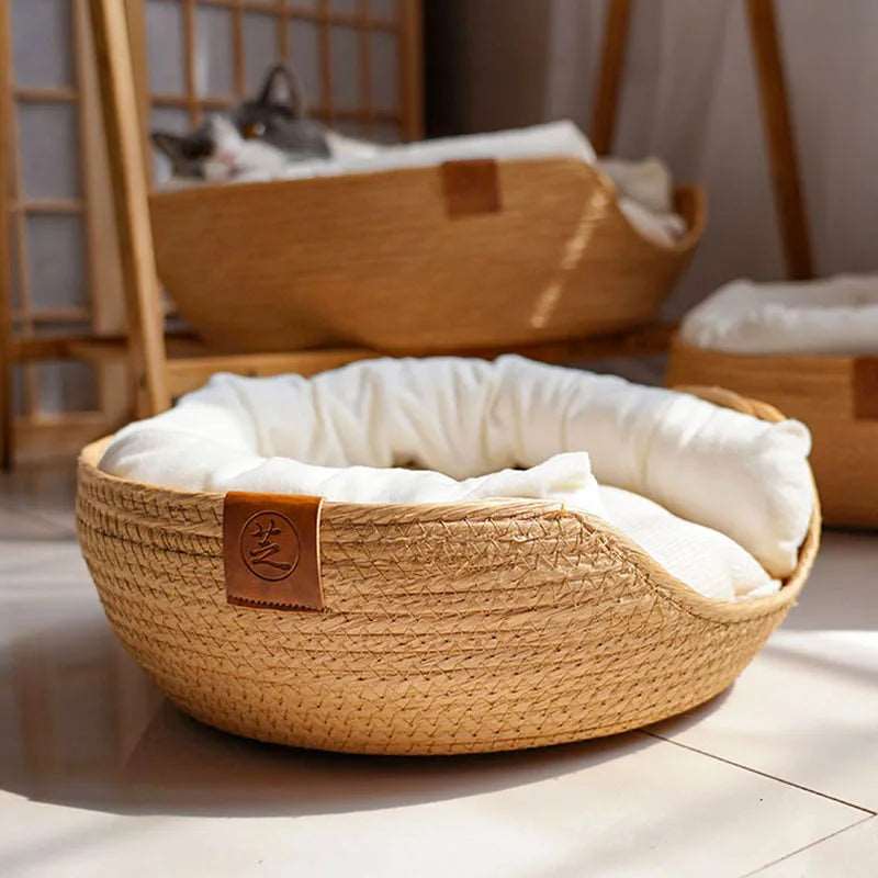 Panier écologique pour chat intégré dans un intérieur chaleureux et naturel