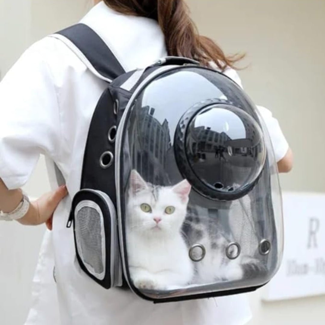 Femme portant un sac à dos pour chat avec hublot transparent.
