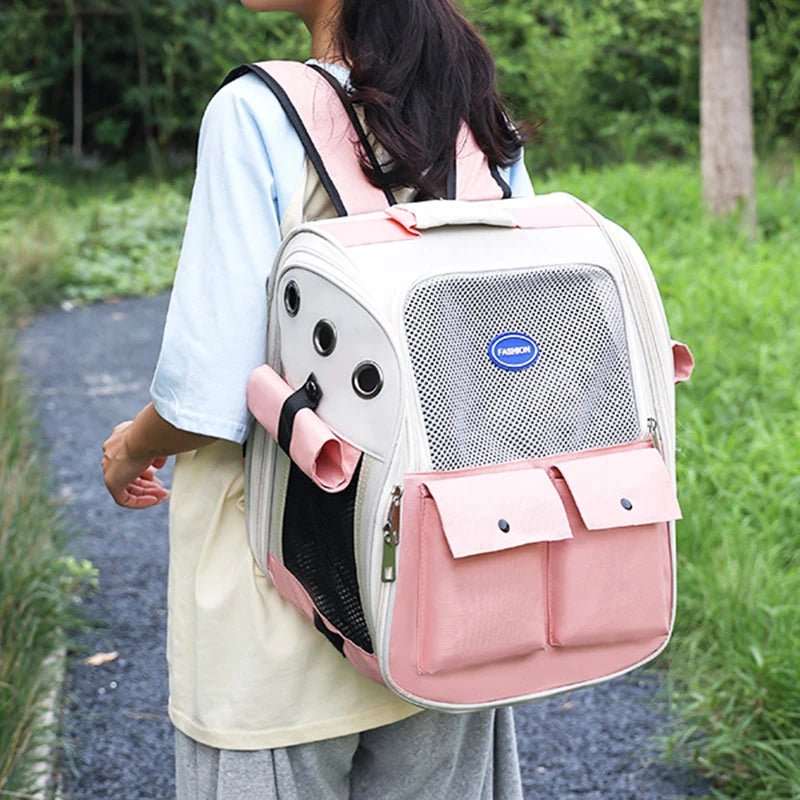 Femme portant un sac à dos rose pour chat lors d'une promenade en extérieur.