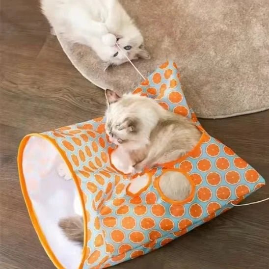 Tunnel pour chat orange avec jouets suspendus