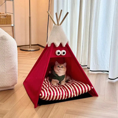 Chat se reposant dans une niche tipi rouge
