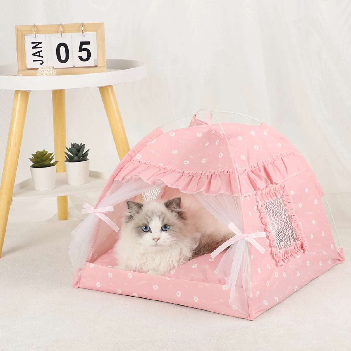 Tente douillette pour chat d'intérieur, couleur rose, offrant un espace de repos sécurisant.