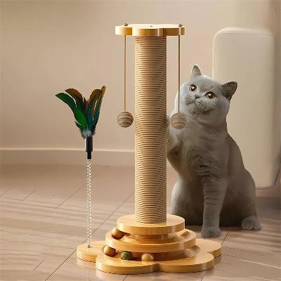Arbre à chat en bois massif et sisal avec jouets interactifs.