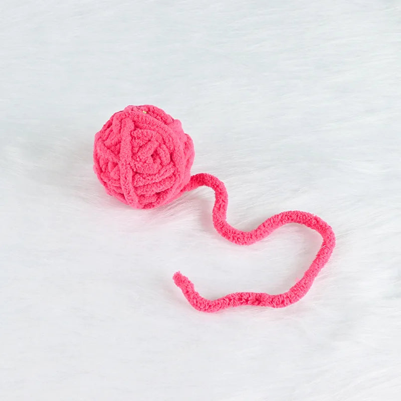 Balle sonore en laine rose fuchsia pour chat avec clochette intégrée, jouet interactif