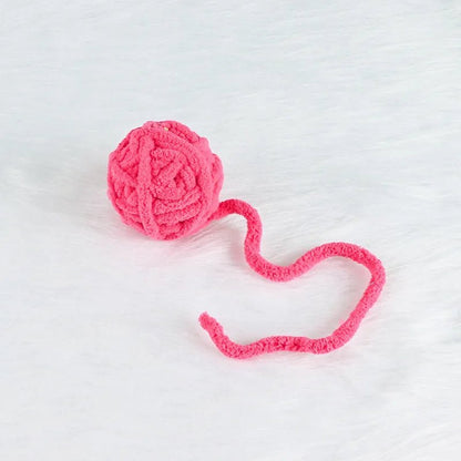 Balle sonore en laine rose fuchsia pour chat avec clochette intégrée, jouet interactif