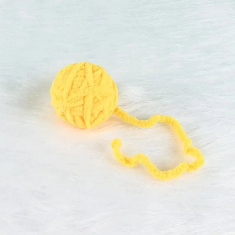 Balle jaune soleil en laine pour chat - éveil des instincts de chasse en douceur