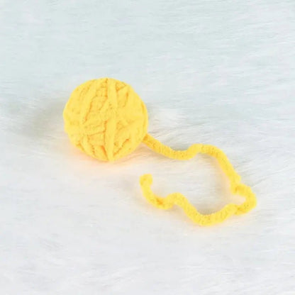 Balle jaune soleil en laine pour chat - éveil des instincts de chasse en douceur