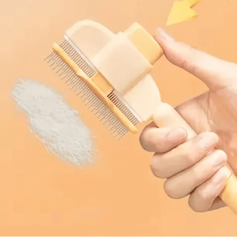Brosse démêlante pour chat avec système auto-nettoyant activé, les poils s'éjectent en un bloc après pression sur le bouton