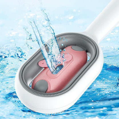 Détail du réservoir d'eau intégré de la brosse de toilettage 3-en-1 pour un brossage sans poussière.
