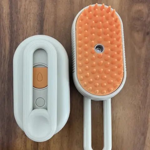 Brosse à vapeur 3-en-1 pour chat isolée sur fond blanc, montrant son design ergonomique et ses couleurs orange et blanc