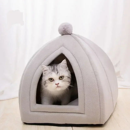 Niche igloo confortable pour chat avec un chat à l'intérieur