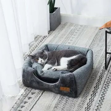 Chat confortable dans sa niche triangulaire - espace douillet et sécurisé