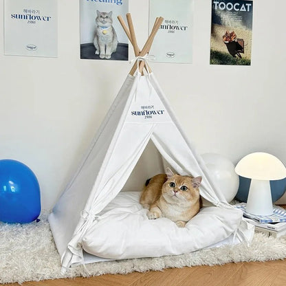 Un chat relaxant dans une tente tipi pour chat de couleur banche