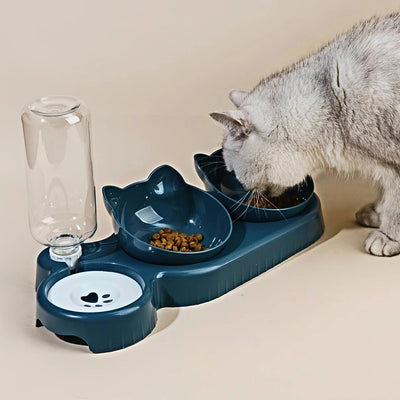 Chat utilisant sa mangeoire et fontaine 3 en 1 – repas ergonomique