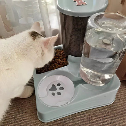 Un chat utilise la gamelle automatique 2 en 1 pour manger et boire
