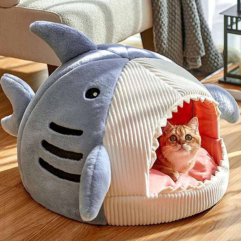 Un chat heureux et détendu dans sa niche CozyShark™. Le confort ultime pour votre félin."