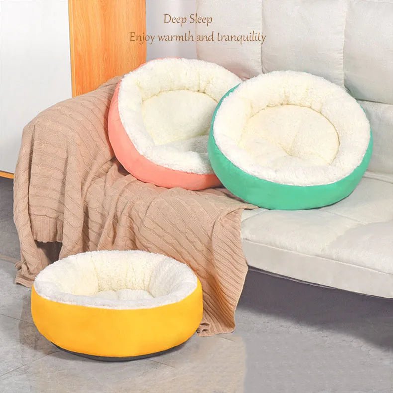 Coussin pour chat au design élégant et moderne, s'intégrant parfaitement à tous les intérieurs. Disponible en différentes couleurs.