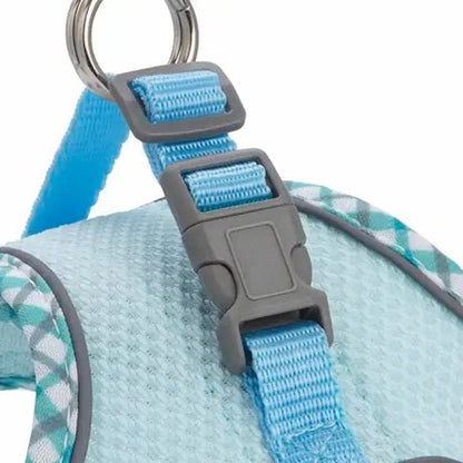 Gros plan sur la boucle de sécurité grise et l'attache réglable du harnais pour chat, mettant en évidence les finitions de qualité et la maille respirante