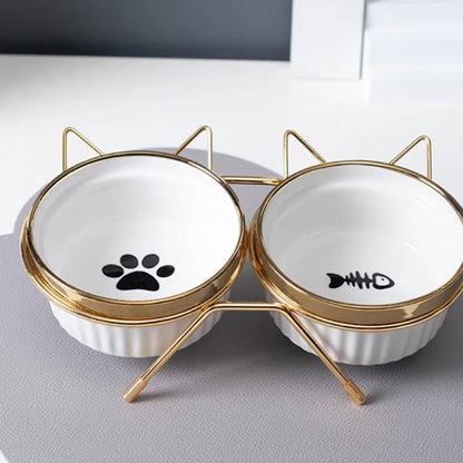 Gamelle blanche inclinée double pour chat avec support antidérapant, design ergonomique et matériau plastique durable.