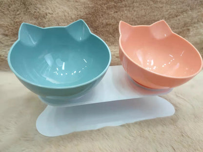 Gamelle double inclinée à 15° pour chat, idéale pour une digestion optimale et un confort postural.