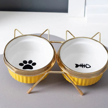 Gamelle jaune inclinée double pour chat avec support antidérapant, design ergonomique et matériau plastique durable.