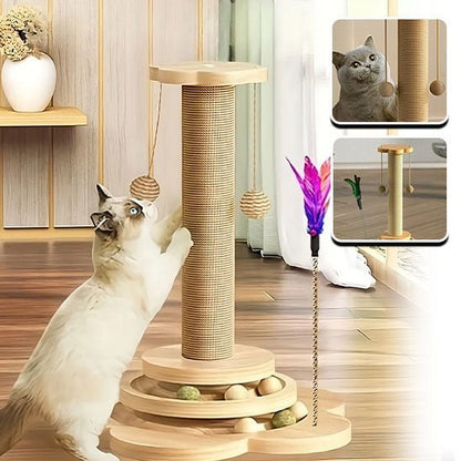 Chat utilisant un griffoir en bois naturel avec plume et balles.