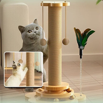 Chat gris joue avec un jouet interactif en bois sur un arbre à chat en sisal.