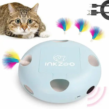 Chat jouant avec un jouet interactif automatique bleu à plumes colorées