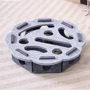Jouet puzzle en feutre pour chat, forme ronde couleur grise, labyrinthe avec balles et cachettes