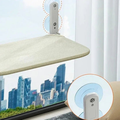 Vue latérale du hamac pour chat fixé à la fenêtre, montrant le système de ventouses