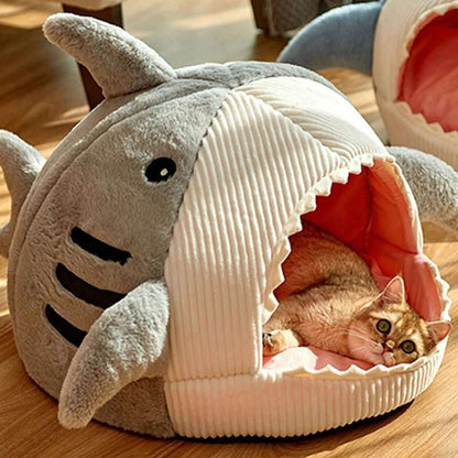 Maison pour chat en forme de requin, fabriquée en coton doux et moelleux.