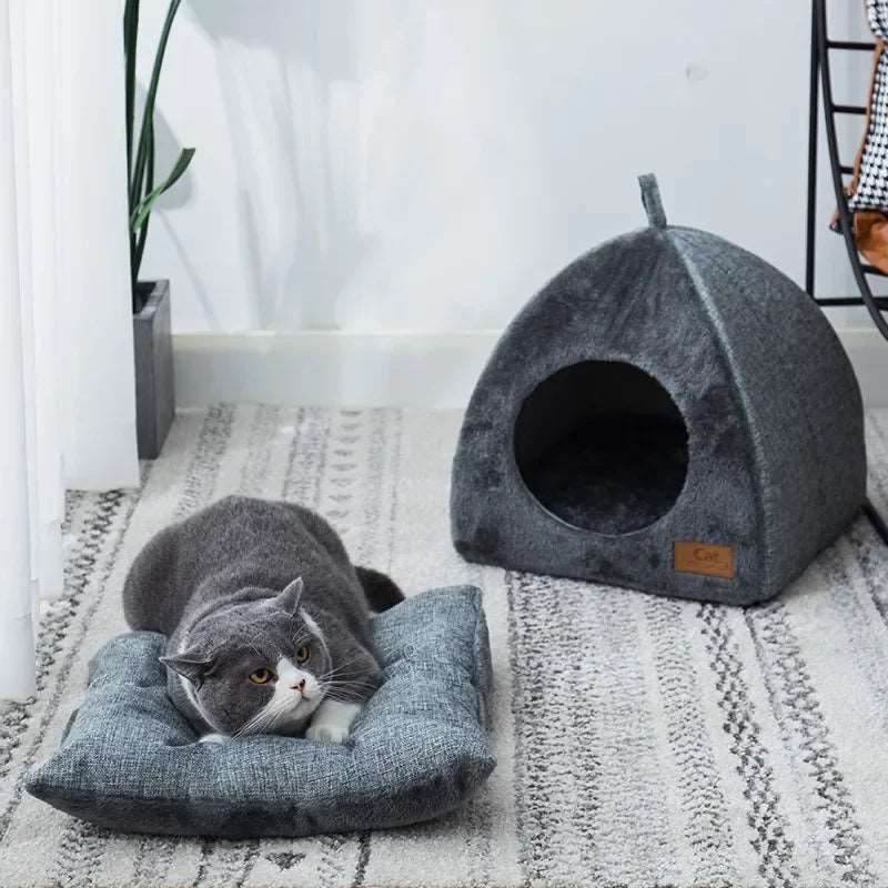 Niche douillette triangulaire pour chat, en velours gris, offrant un espace de repos confortable et sécurisé.