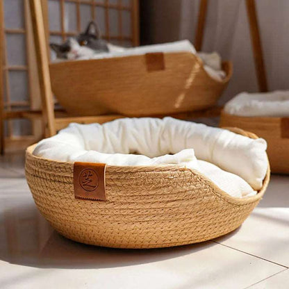 Panier écologique pour chat intégré dans un intérieur chaleureux et naturel