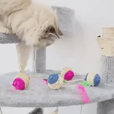 Vidéo de démonstration de la balle à gratter interactive en sisal et plume pour chat, montrant le jeu et le grattage