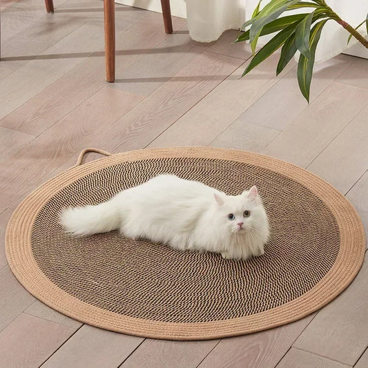 Un chat utilisant le tapis rafraîchissant en rotin comme griffoir.